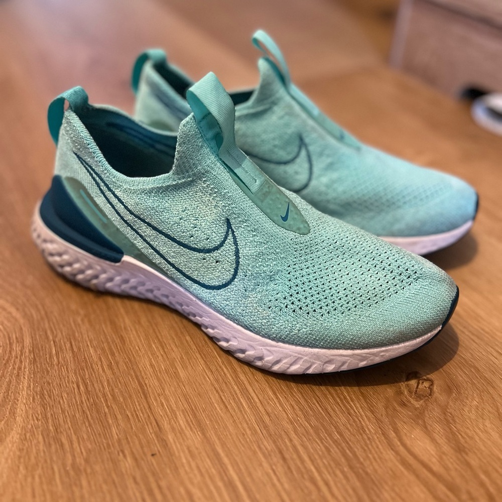 Nike Women's nike epic react Athletic Shoes 6 youth or 7.5 women’s